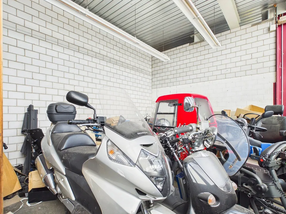 Hall avec 4 pièces (environ 350 m²) - idéal comme garage/atelier à Rafz – photo 6 sur 10