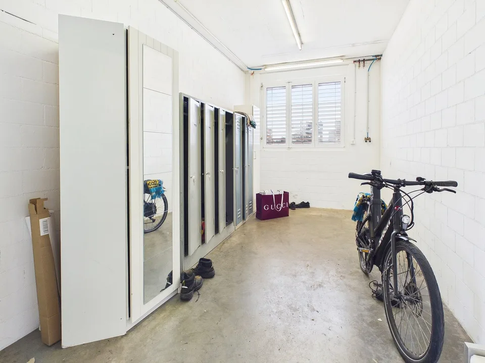 Hall avec 4 pièces (environ 350 m²) - idéal comme garage/atelier à Rafz – photo 7 sur 10