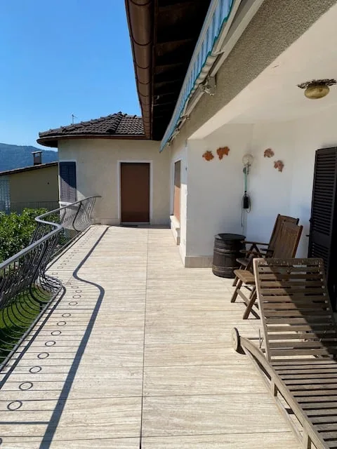 Una bella proprietà con grande giardino a Rovio – foto 7 di 11