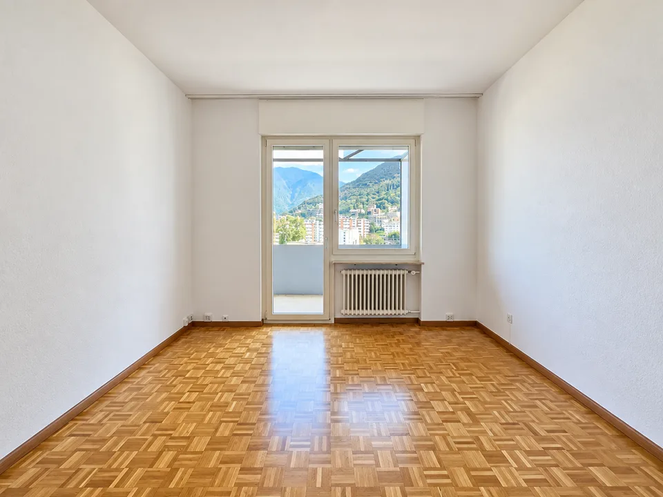 Lugano: Appartement de 2.5 pièces rénové au dernier étage avec vue splendide sur le lac – photo 7 sur 9