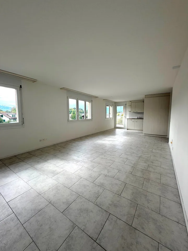 Appartement de 2,5 pièces lumineux et centralement situé directement à la gare de Brügg – photo 2 sur 17