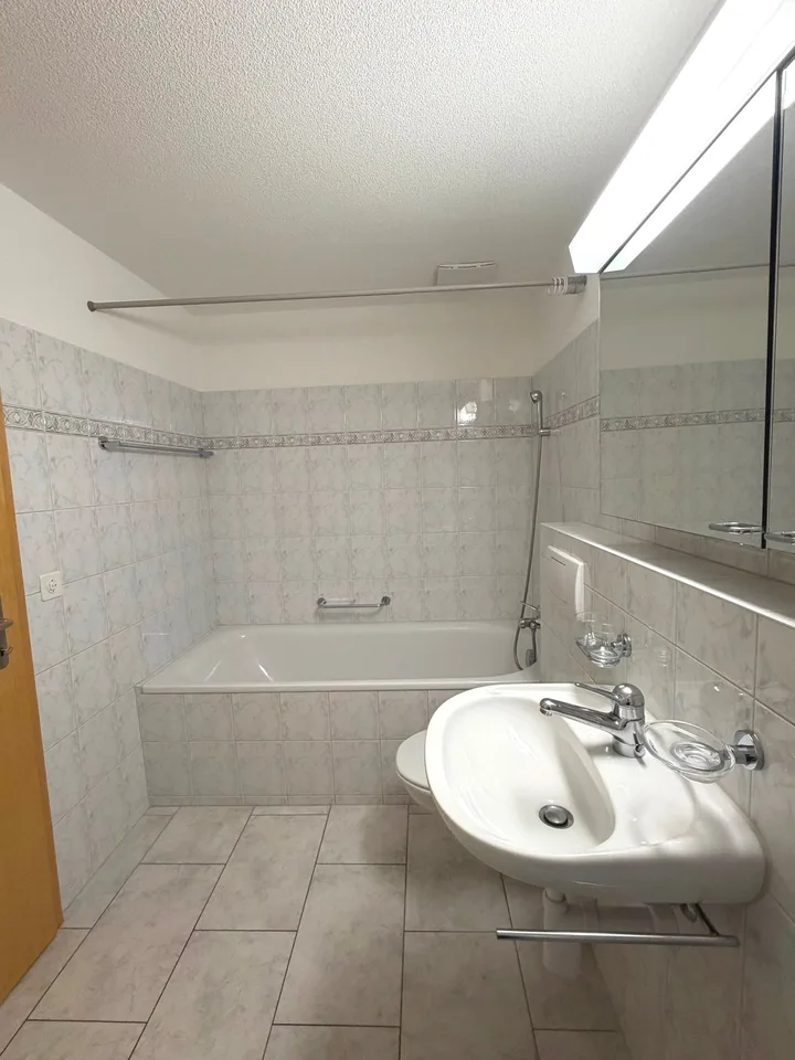 Appartement de 2,5 pièces lumineux et centralement situé directement à la gare de Brügg – photo 9 sur 17