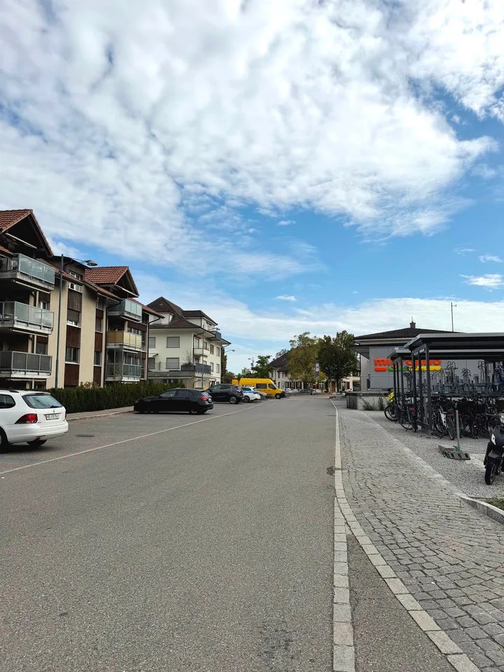 Appartement de 2,5 pièces lumineux et centralement situé directement à la gare de Brügg – photo 16 sur 17