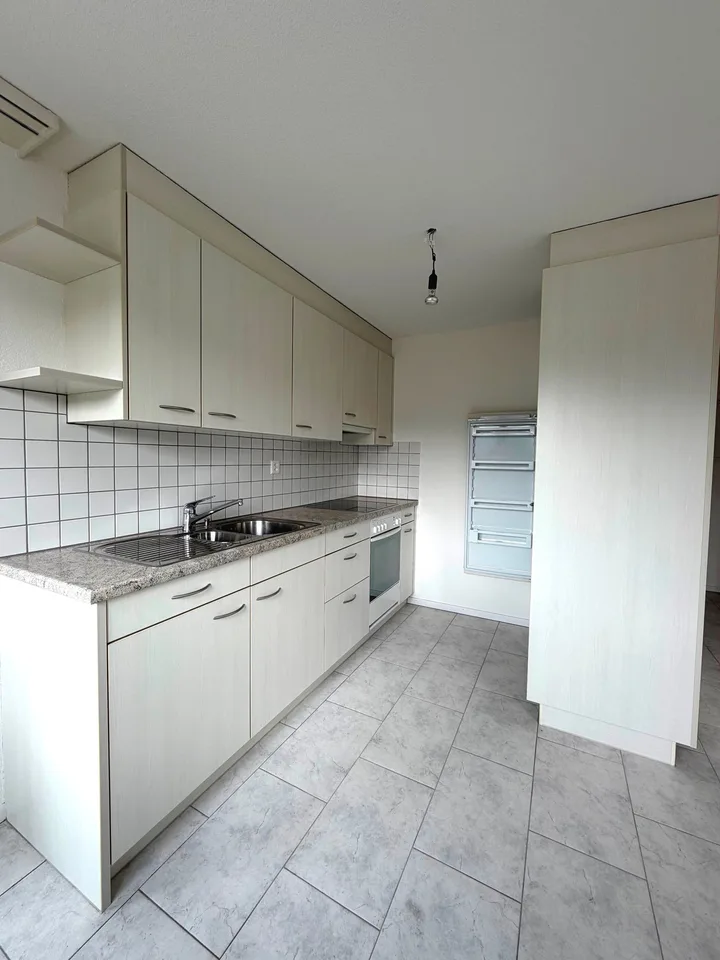 Appartement de 2,5 pièces lumineux et centralement situé directement à la gare de Brügg – photo 4 sur 17