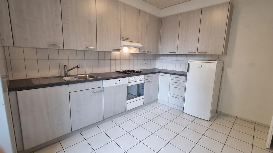 Appartamento luminoso 3.5 locali con ampio balcone & cucina abitabile accogliente – foto 5 di 10