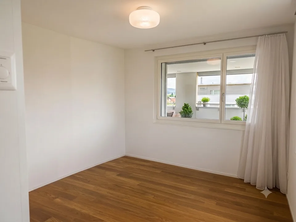 Lichtdurchflutete 4.5-Zimmer-Minergie-P-Wohnung in Dornach – Foto 6 von 17