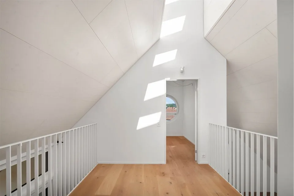 Spazio per l'individualità, appartamento-mansarda di 5½ locali in una zona tranquilla – foto 11 di 14
