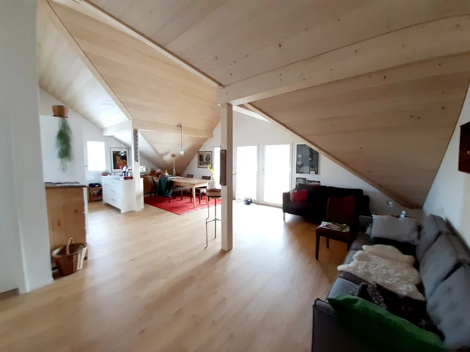 Appartamento mansardato moderno e luminoso di 2,5 locali – foto 2 di 8