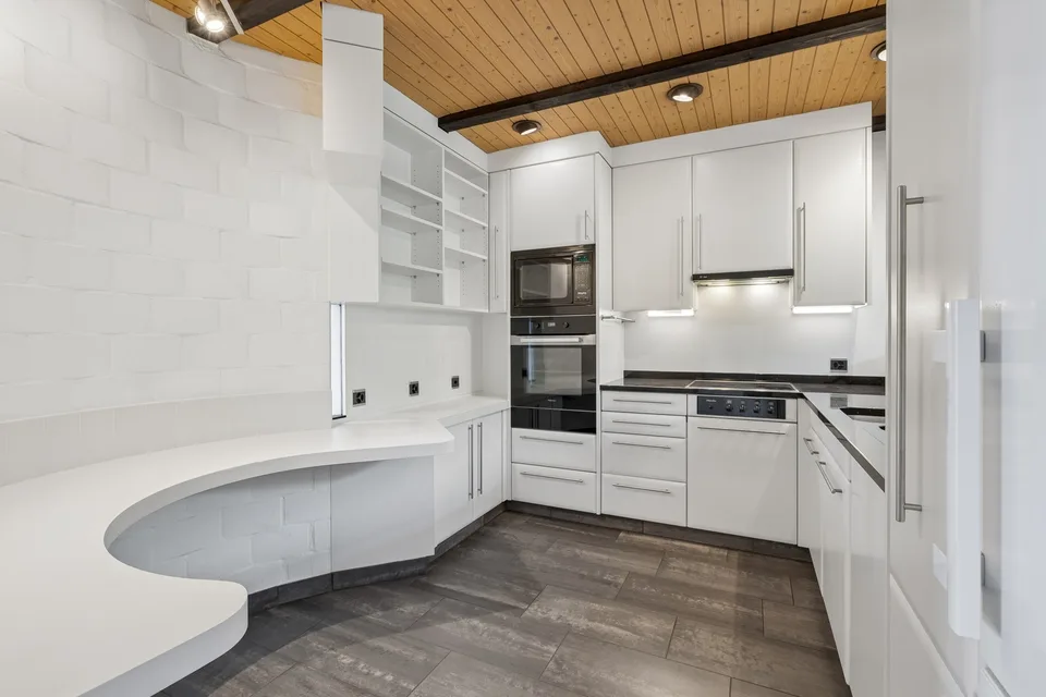 Dreamy single-family house in Kempraten with lake view – photo 11 of 13