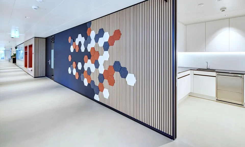 Bureau d'équipe de 3 personnes équipé de manière moderne prêt à être utilisé immédiatement - Vous vous concentrez sur votre entreprise - nous nous occupons du reste! – photo 11 sur 13