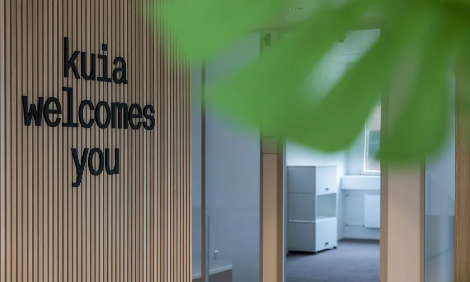Bureau d'équipe de 3 personnes équipé de manière moderne prêt à être utilisé immédiatement - Vous vous concentrez sur votre entreprise - nous nous occupons du reste! – photo 5 sur 13