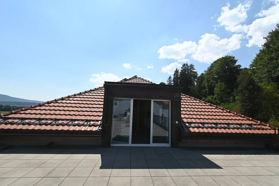 Helles Dachgeschosswohnung mit Panoramaterrasse in Les Ponts-de-Martel – Foto 4 von 12
