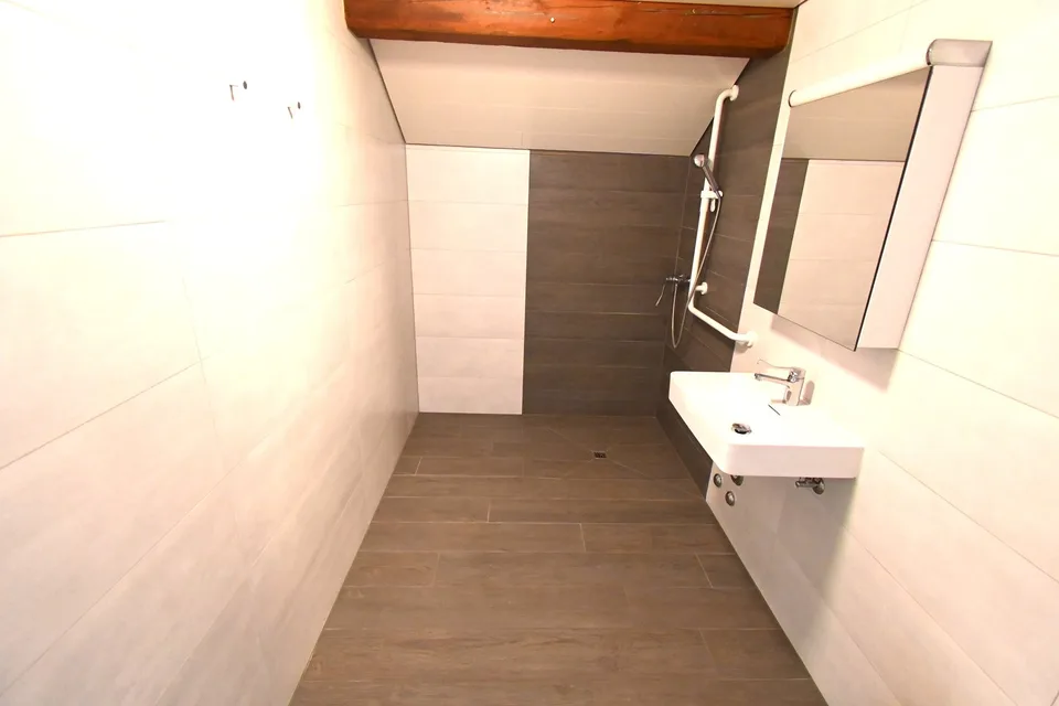 Helles Dachgeschosswohnung mit Panoramaterrasse in Les Ponts-de-Martel – Foto 11 von 12