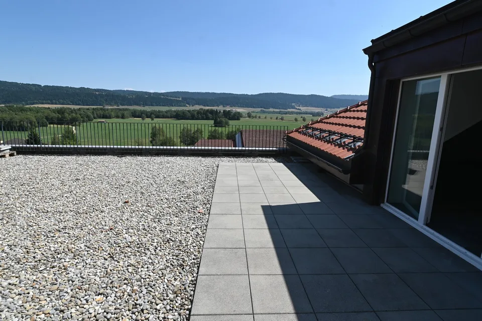 Helles Dachgeschosswohnung mit Panoramaterrasse in Les Ponts-de-Martel – Foto 3 von 12