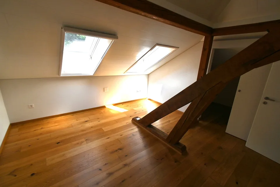 Helles Dachgeschosswohnung mit Panoramaterrasse in Les Ponts-de-Martel – Foto 8 von 12