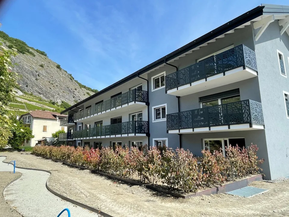 SUPERBES 2.5 Zi. NEU MIT BALKON - INKL. NEBENKOSTEN - IDEALE LAGE IN ARDON MIT INNEREM PARKPLATZ – Foto 3 von 13