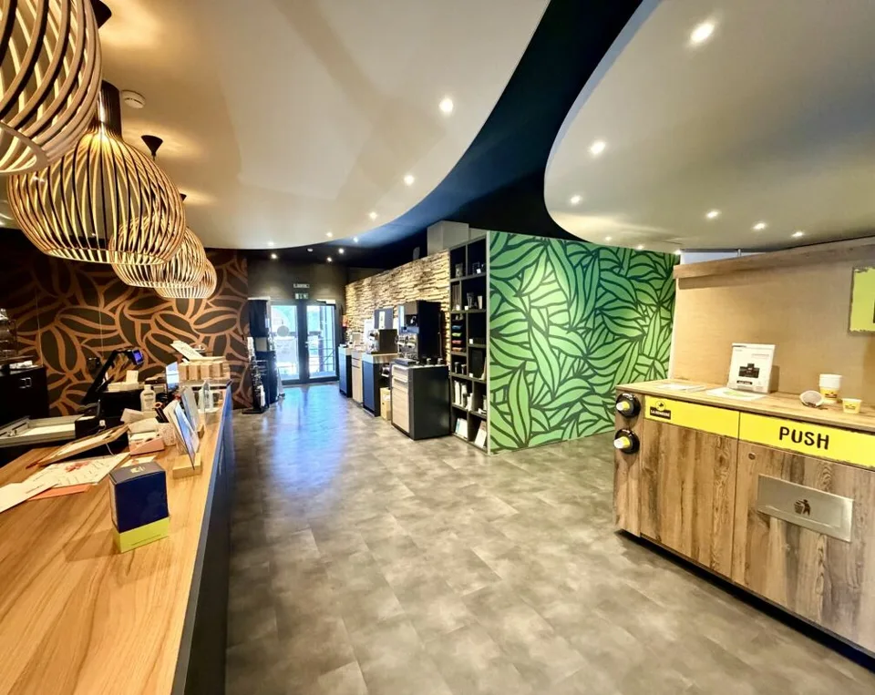 Idéalement situé ! Local commercial de 209m² et dépôt de 65m² – photo 1 sur 4