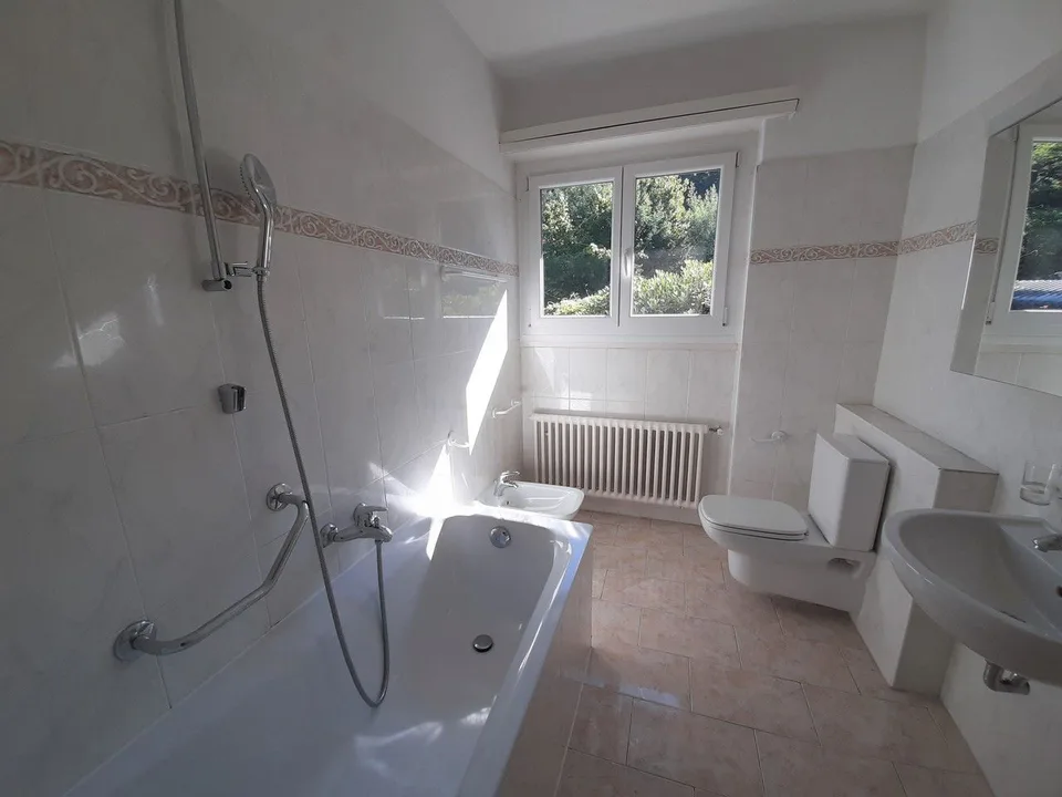 Geräumige Wohnung in einem Einfamilienhaus, umgeben von Grün – Foto 11 von 13