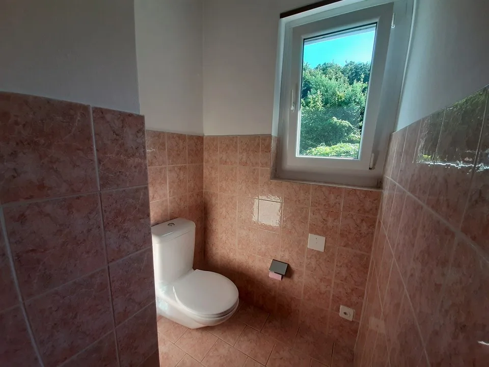 Geräumige Wohnung in einem Einfamilienhaus, umgeben von Grün – Foto 12 von 13