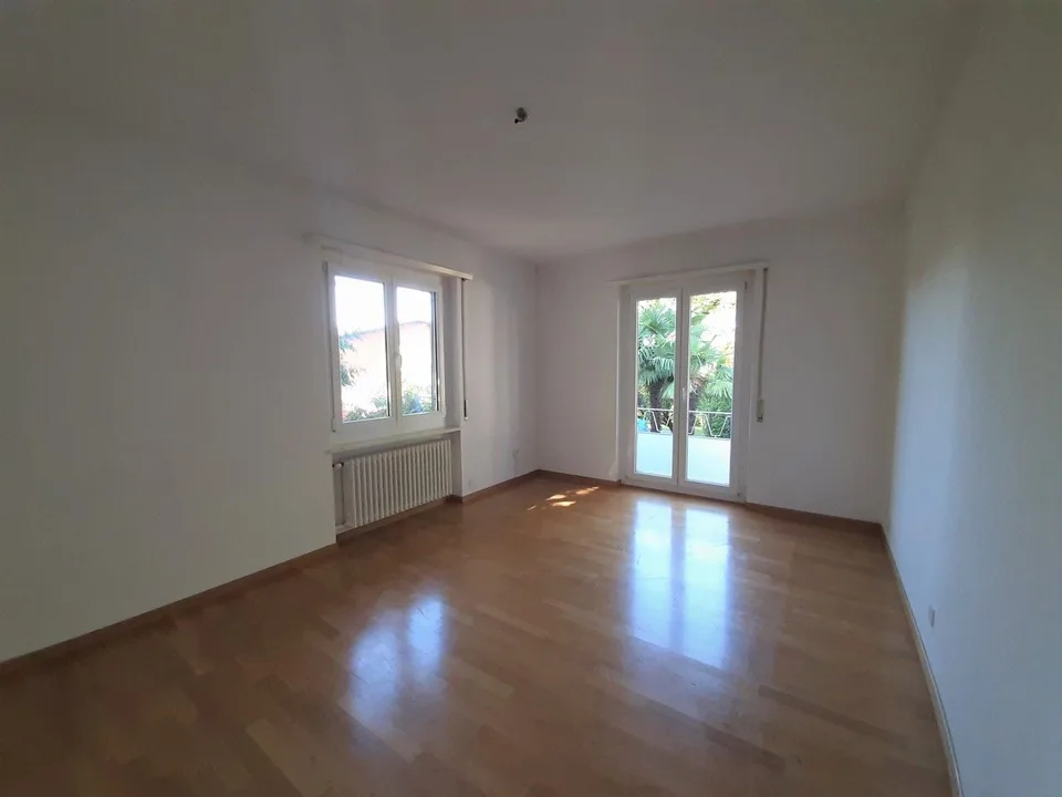 Geräumige Wohnung in einem Einfamilienhaus, umgeben von Grün – Foto 4 von 13