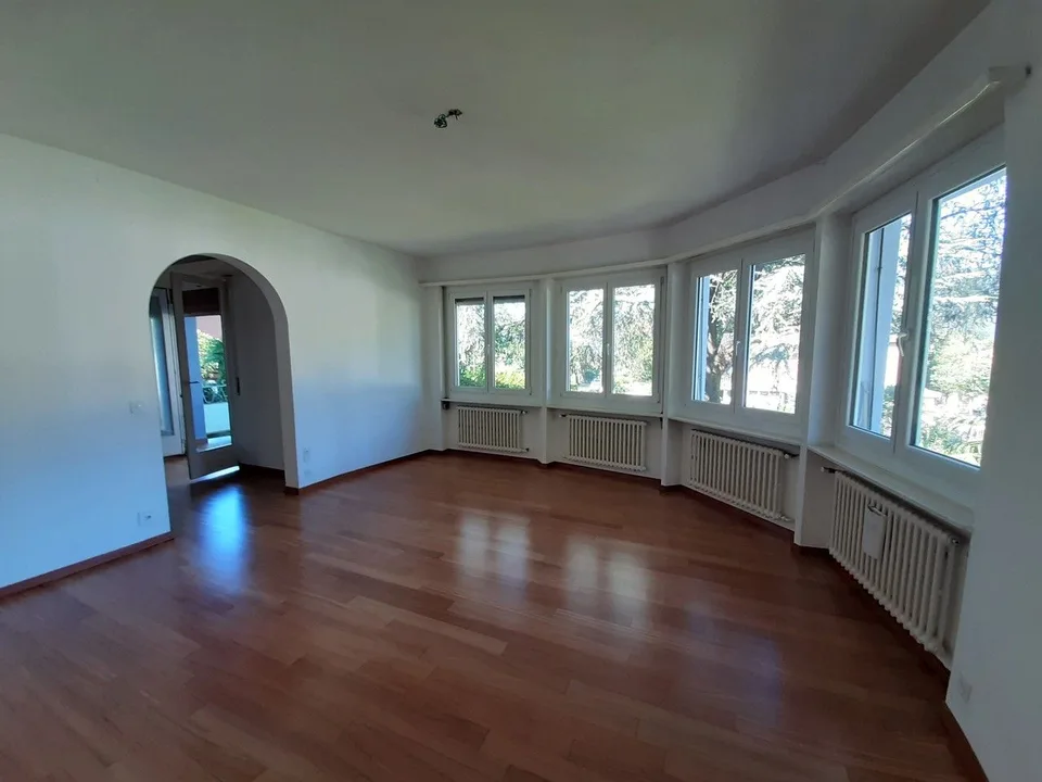 Geräumige Wohnung in einem Einfamilienhaus, umgeben von Grün – Foto 2 von 13