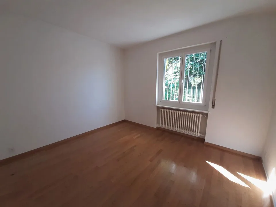 Geräumige Wohnung in einem Einfamilienhaus, umgeben von Grün – Foto 3 von 13