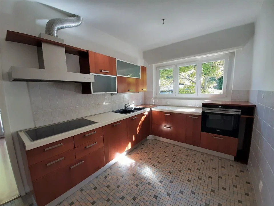 Geräumige Wohnung in einem Einfamilienhaus, umgeben von Grün – Foto 9 von 13