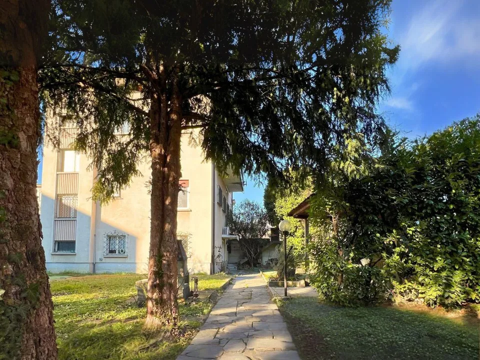 Ampia proprietà residenziale-commerciale con giardino – foto 5 di 13