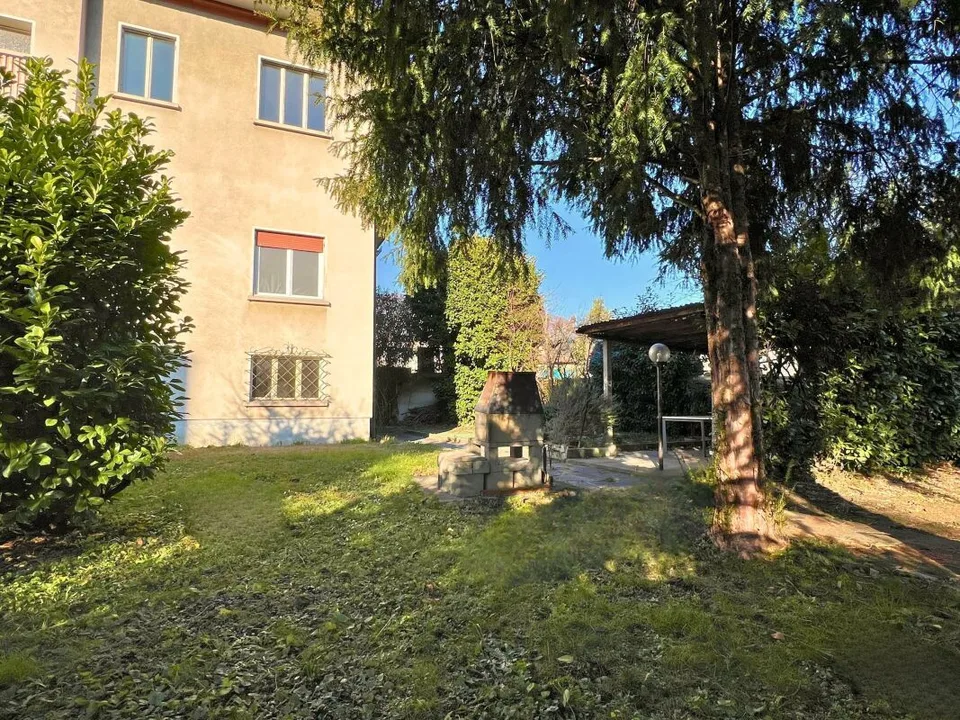 Ampia proprietà residenziale-commerciale con giardino – foto 13 di 13