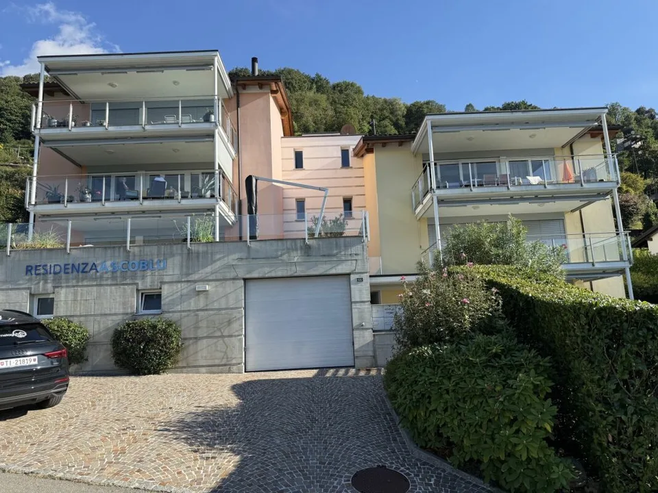 Apartment with large terraces and pool – photo 4 of 12