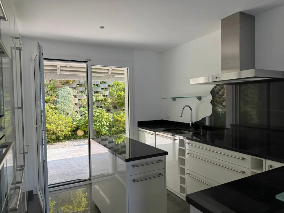 Apartment with large terraces and pool – photo 10 of 12