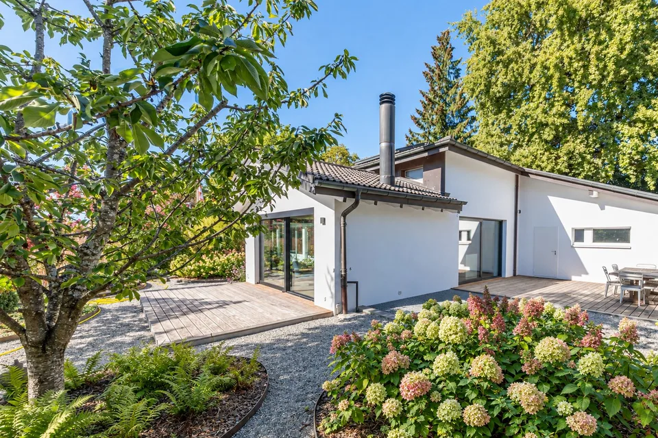 Contemporänes Erdgeschoss-Villa – Foto 2 von 8