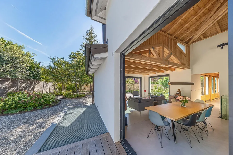 Contemporänes Erdgeschoss-Villa – Foto 3 von 8