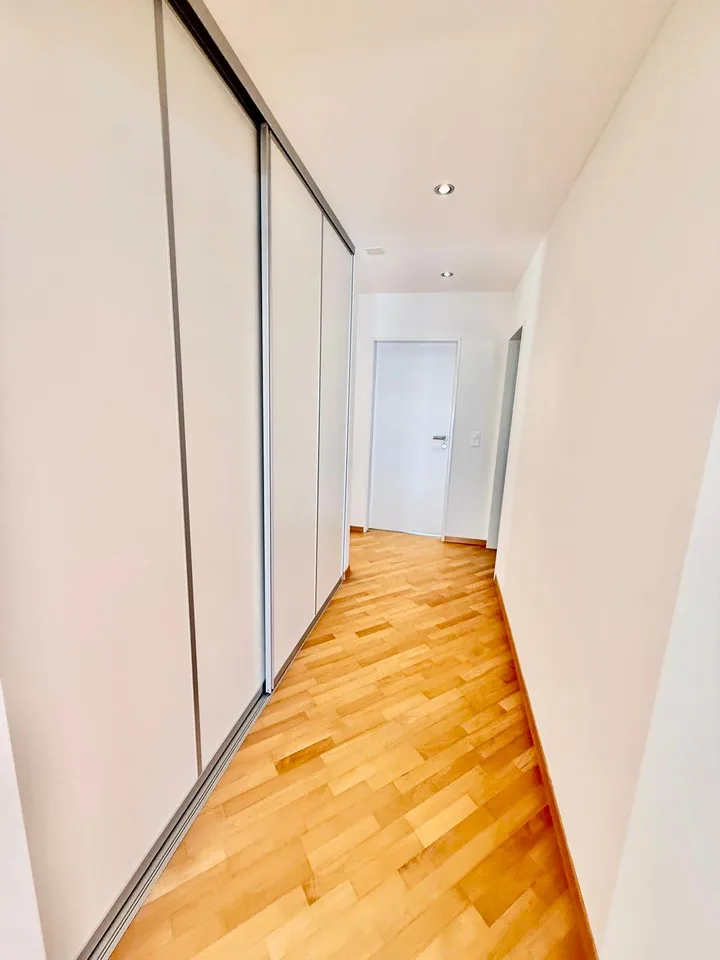 Appartamento soleggiato di 3,5 locali con serra invernale e balcone circolare a Stallikon – foto 17 di 24