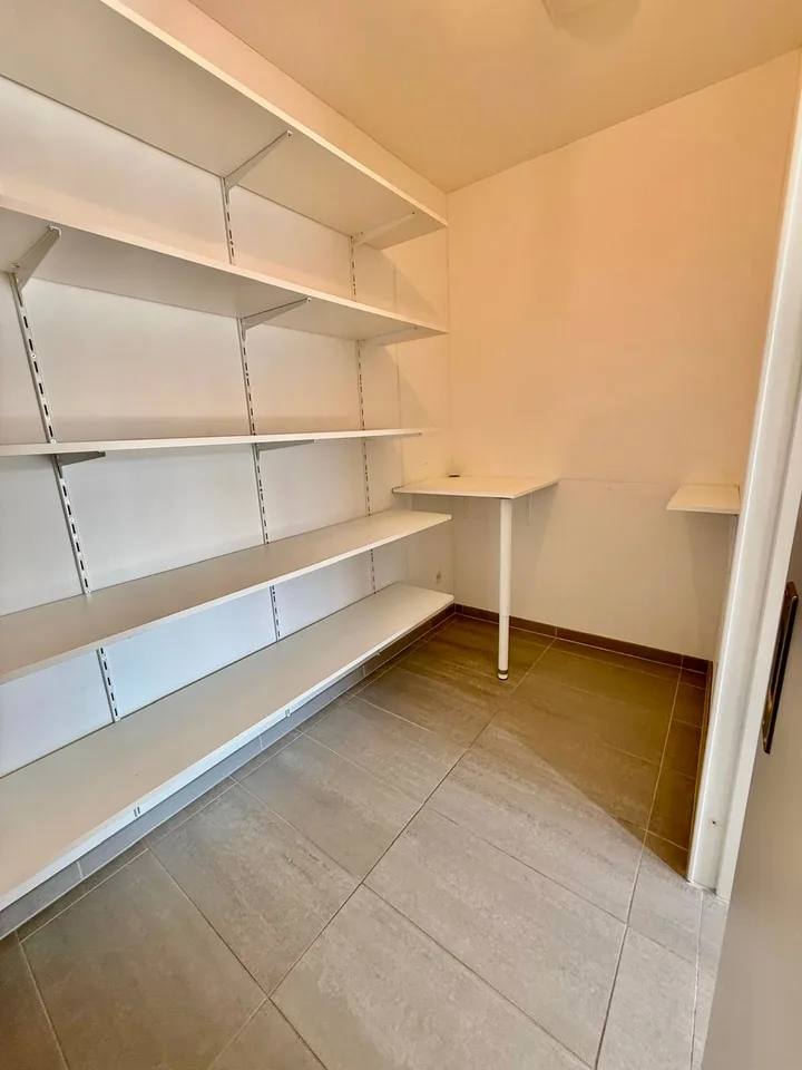 Appartamento soleggiato di 3,5 locali con serra invernale e balcone circolare a Stallikon – foto 10 di 24