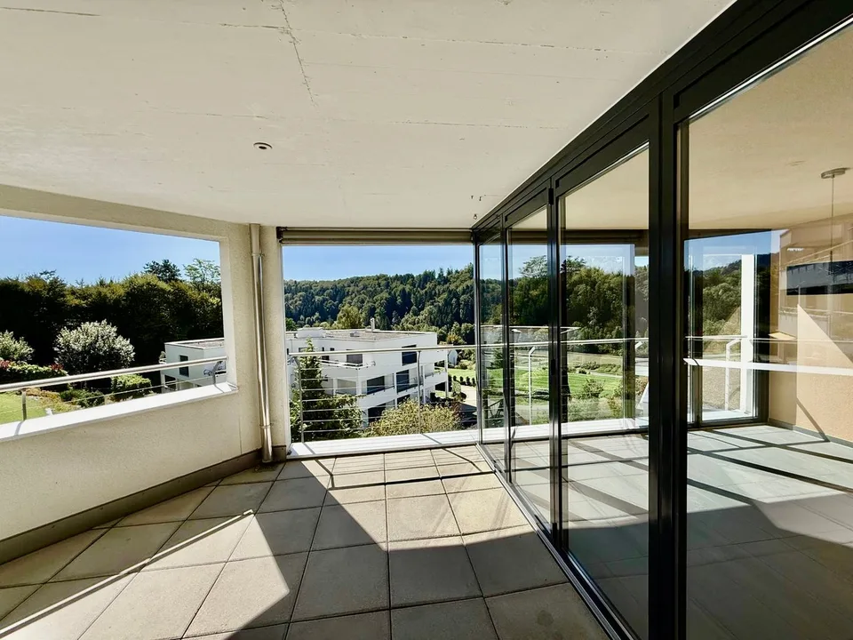 Appartamento soleggiato di 3,5 locali con serra invernale e balcone circolare a Stallikon – foto 4 di 24