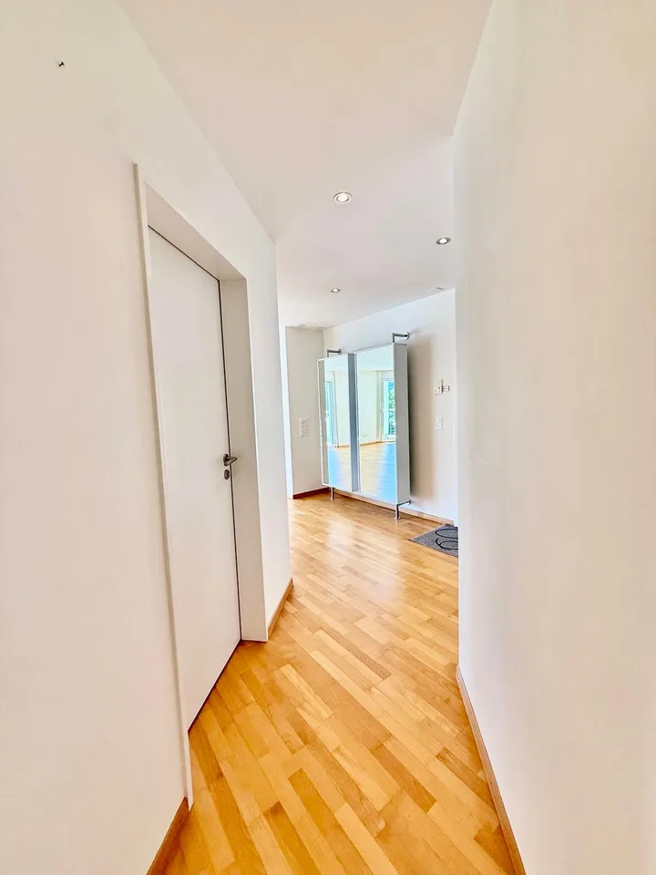 Appartamento soleggiato di 3,5 locali con serra invernale e balcone circolare a Stallikon – foto 13 di 24