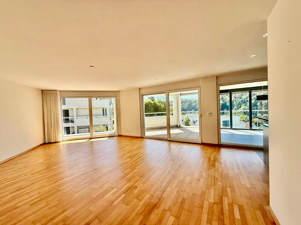 Appartamento soleggiato di 3,5 locali con serra invernale e balcone circolare a Stallikon – foto 11 di 24