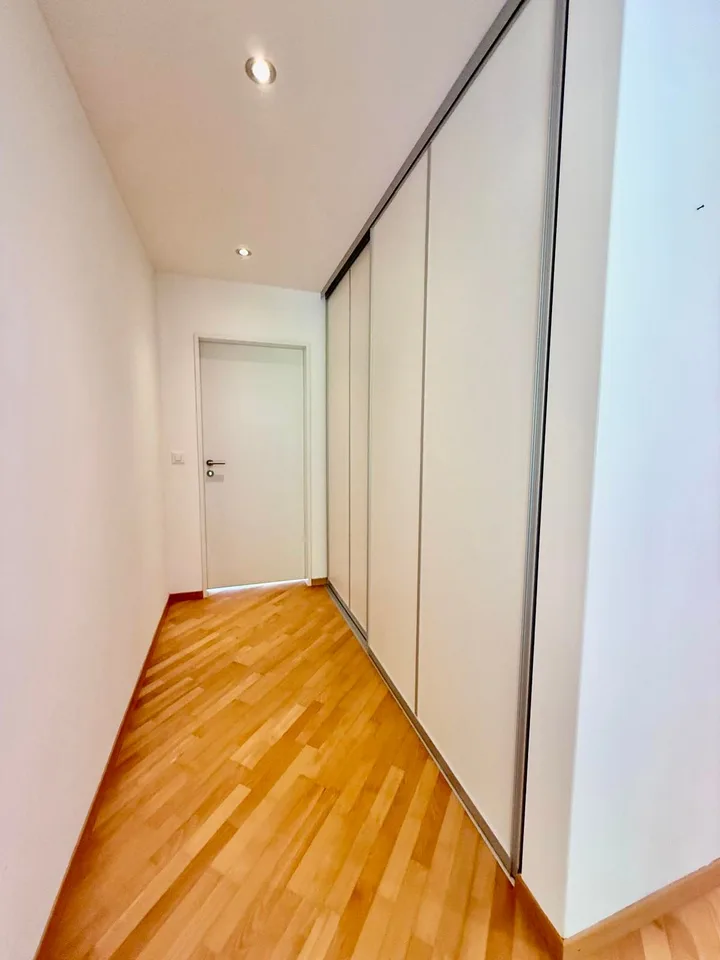 Appartamento soleggiato di 3,5 locali con serra invernale e balcone circolare a Stallikon – foto 15 di 24
