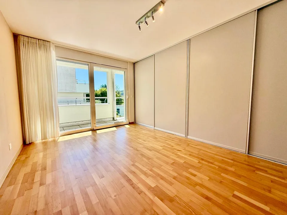 Appartamento soleggiato di 3,5 locali con serra invernale e balcone circolare a Stallikon – foto 16 di 24