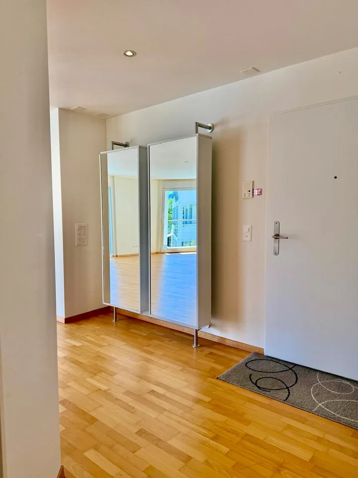 Appartamento soleggiato di 3,5 locali con serra invernale e balcone circolare a Stallikon – foto 18 di 24
