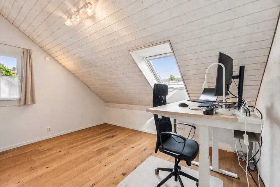 Grosszügiges Wohnen mit viel Privatsphäre - 8.5-Zimmer-Doppeleinfamilienhaus in Unterengstringen – Foto 13 von 13