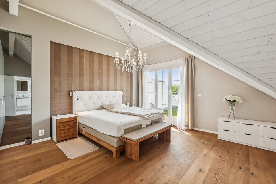 Grosszügiges Wohnen mit viel Privatsphäre - 8.5-Zimmer-Doppeleinfamilienhaus in Unterengstringen – Foto 9 von 13