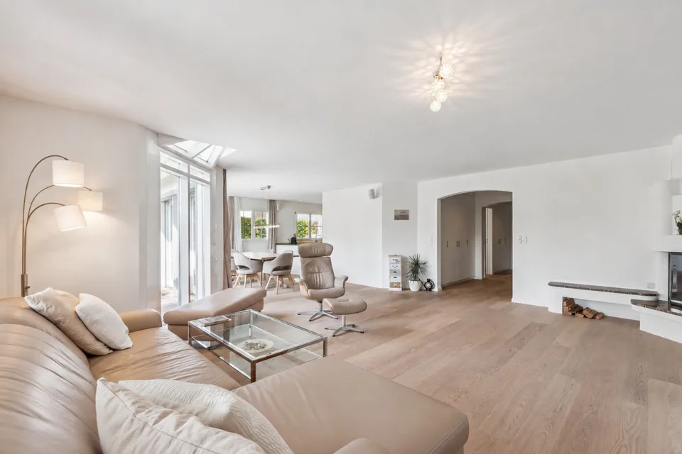 Grosszügiges Wohnen mit viel Privatsphäre - 8.5-Zimmer-Doppeleinfamilienhaus in Unterengstringen – Foto 3 von 13