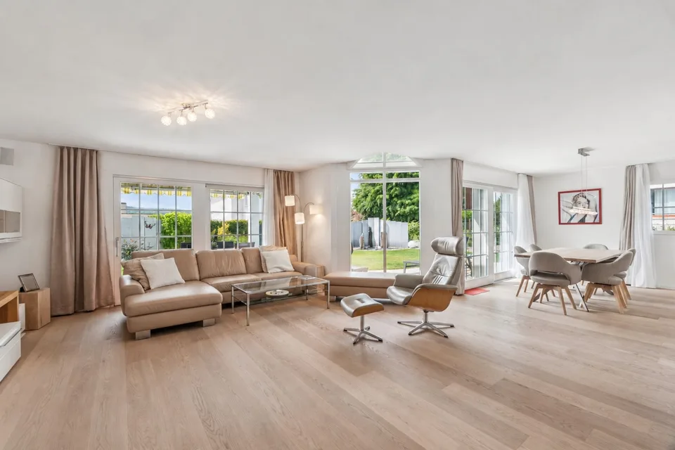 Grosszügiges Wohnen mit viel Privatsphäre - 8.5-Zimmer-Doppeleinfamilienhaus in Unterengstringen – Foto 2 von 13