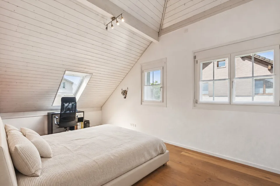 Grosszügiges Wohnen mit viel Privatsphäre - 8.5-Zimmer-Doppeleinfamilienhaus in Unterengstringen – Foto 11 von 13