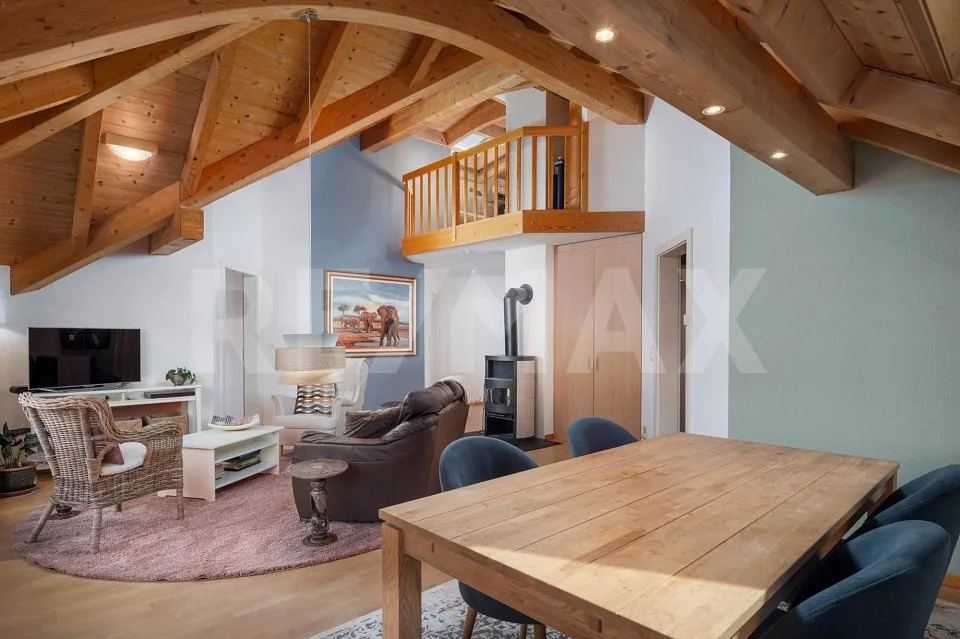 Ambiance de vie unique au cœur de Tuggen ! Grand appartement de 3,5 pièces en attique avec galerie à vendre – photo 4 sur 13