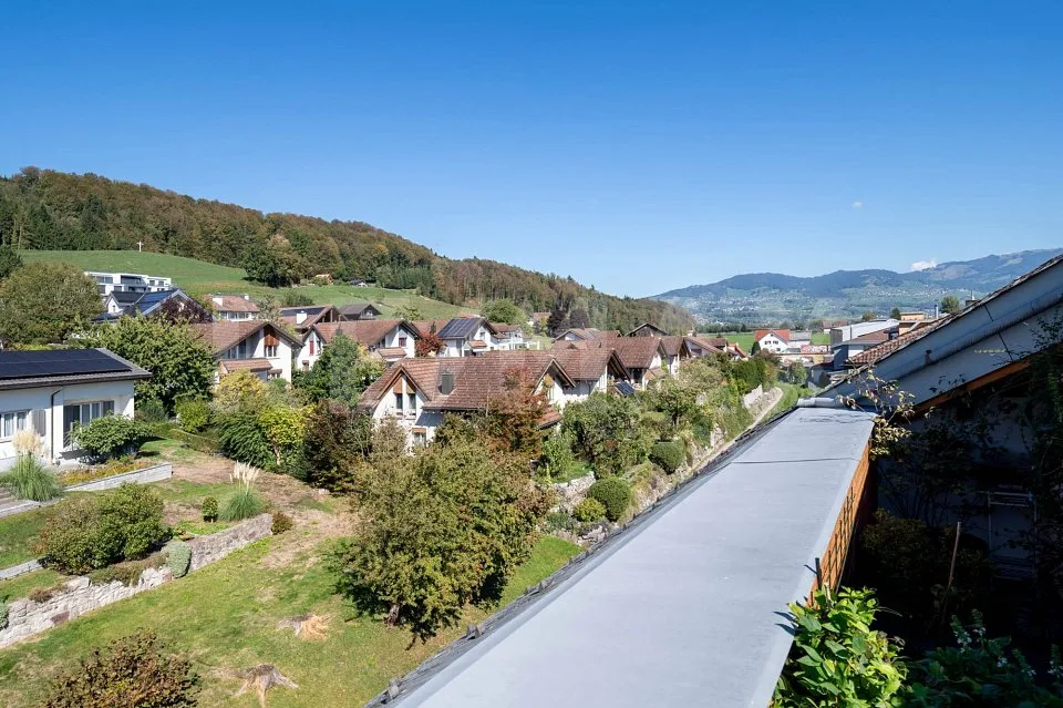 Ambiance de vie unique au cœur de Tuggen ! Grand appartement de 3,5 pièces en attique avec galerie à vendre – photo 8 sur 13