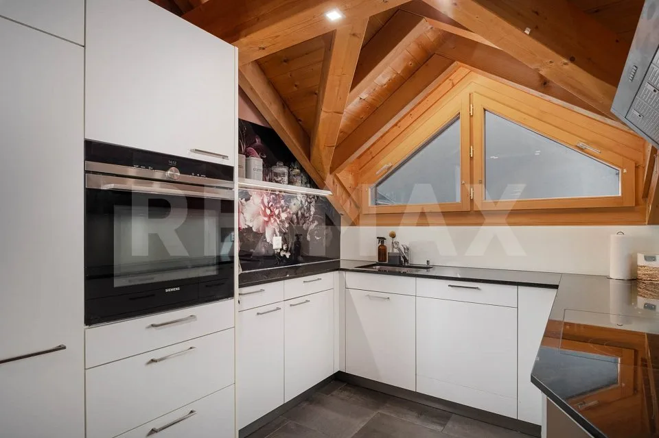 Ambiance de vie unique au cœur de Tuggen ! Grand appartement de 3,5 pièces en attique avec galerie à vendre – photo 7 sur 13