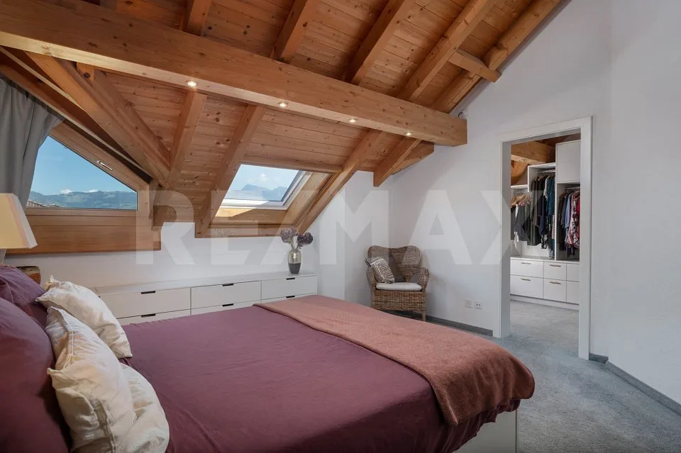 Ambiance de vie unique au cœur de Tuggen ! Grand appartement de 3,5 pièces en attique avec galerie à vendre – photo 10 sur 13